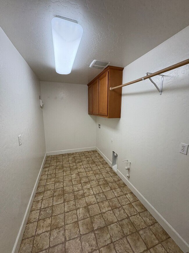 Building Photo - 3116 W Buena Vista Ave