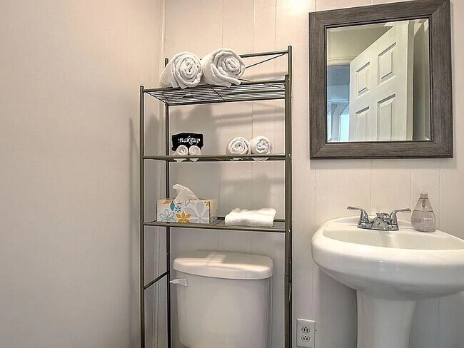 Building Photo - 1601 Cherokee Rd