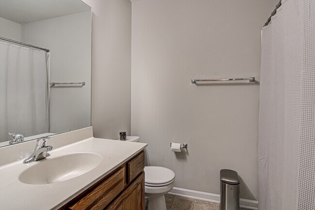 Building Photo - Beautiful 3BR/2BA Townhome in Winston-Salem