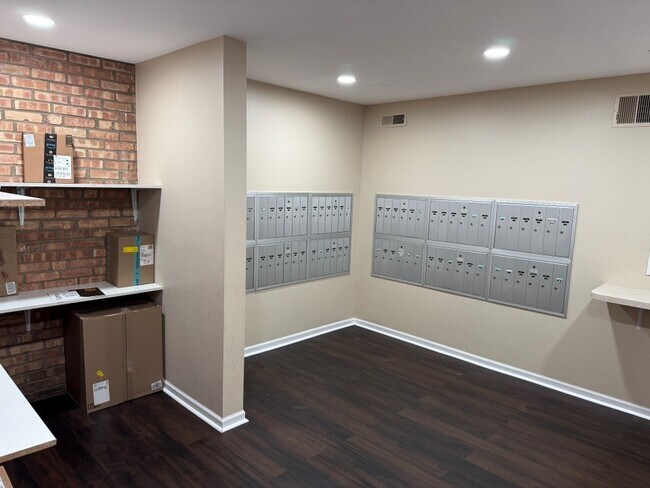 Building Photo - 5950 Oakwood Dr