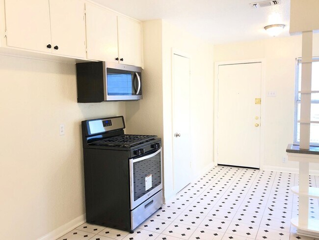 Building Photo - 210 Laddie Pl