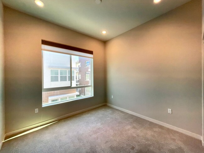 Building Photo - Stunning 3B/3BA 4-story Upgraded Home w/ P...
