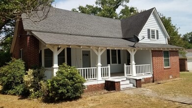 Building Photo - Come look at this 3-bedroom 1-bathroom home