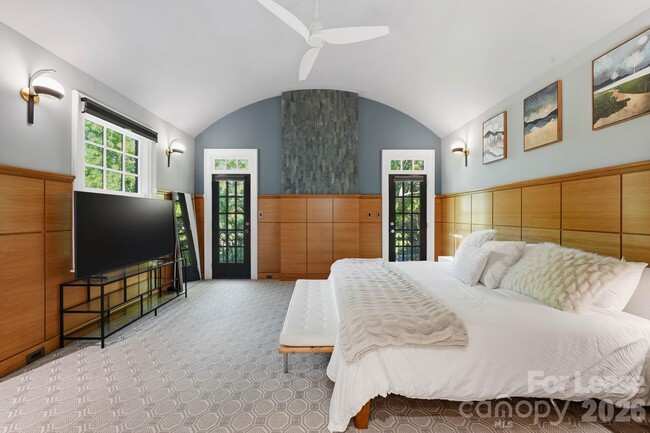 Building Photo - 1124 Dilworth Crescent Row