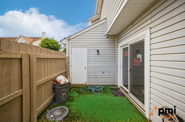 Building Photo - 2 Bed 2.5 Bath renovated townhome Virginia Beach