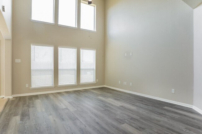 Building Photo - 8343 Broadleaf Ave