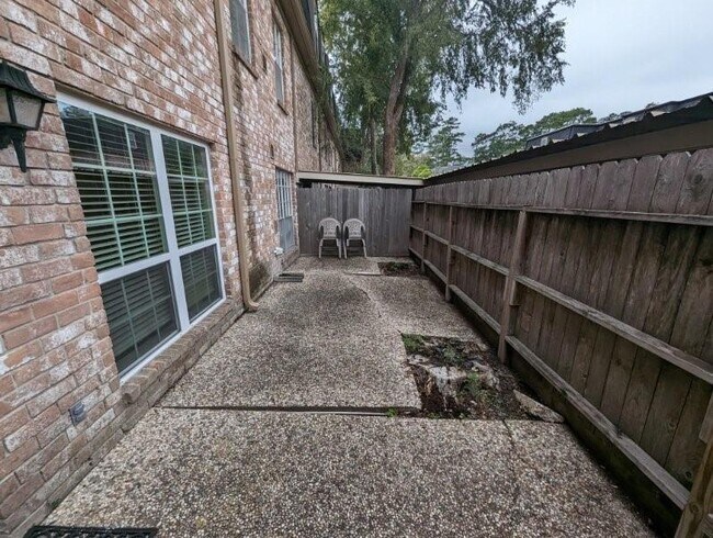 Building Photo - 355 N Post Oak Ln