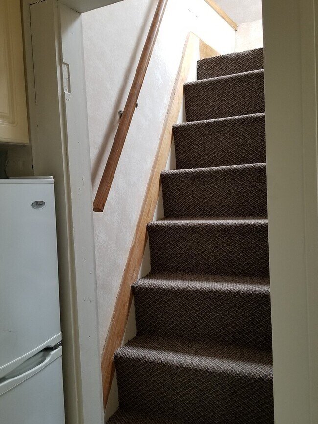 Building Photo - 2 bedroom House Close to Campus!