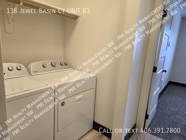 Building Photo - Pet friendly, Spacious apartment with Wash...