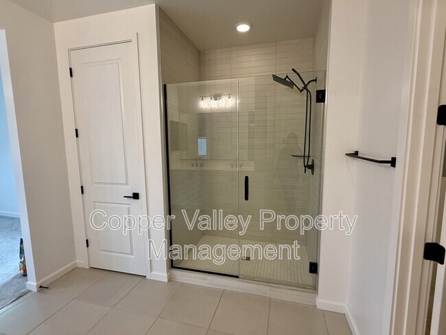 Building Photo - 2034 W Lariat Ln