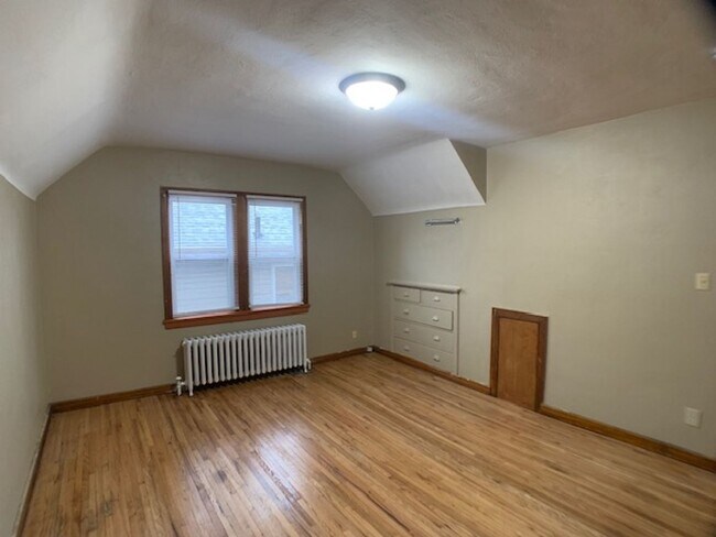 Building Photo - 1130 6th St E