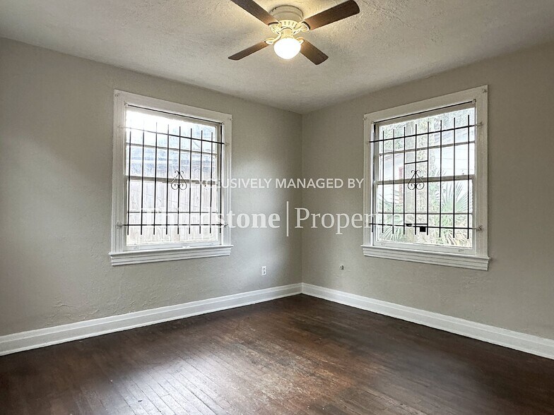 Building Photo - 562 W 49th St