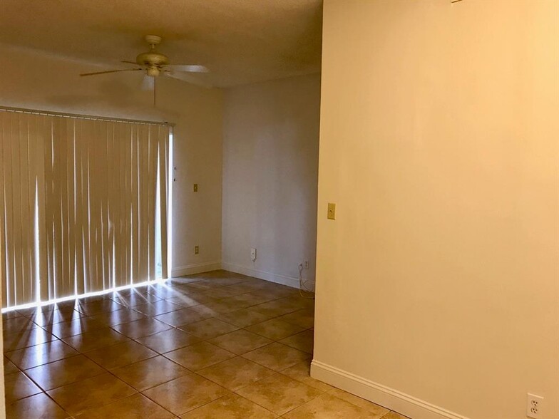 Building Photo - 660 Cypress Club Way