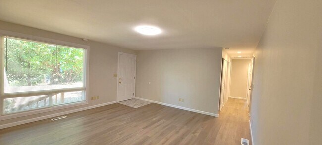 Building Photo - Updated 4 Bedroom Rambler – Spacious, Styl...