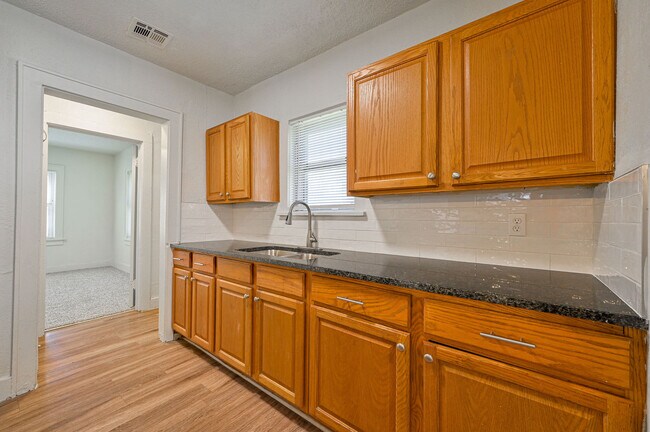 Building Photo - 2209 N Bath Ave