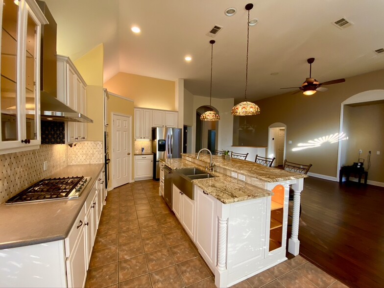 Open plan Kitchen - 176 Bricknell Ln