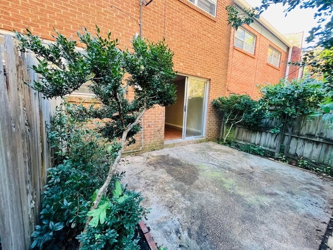 Building Photo - 3br/3ba Condo Located in Jamestown. Commun...