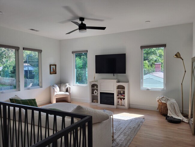Building Photo - Furnished home in Lincoln Heights