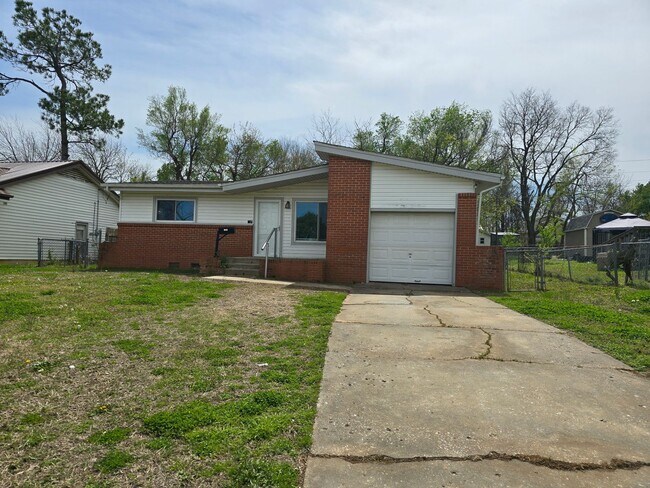 Building Photo - 3 bed 1 bath in Tecumseh!