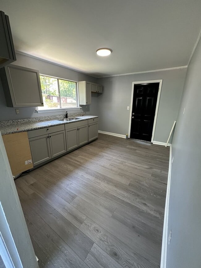 Building Photo - Cozy 2 Bed Room Rental with Large Yard & Easy Commute