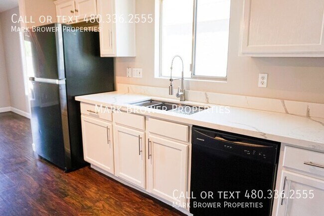 Building Photo - 1136 E Christopher St