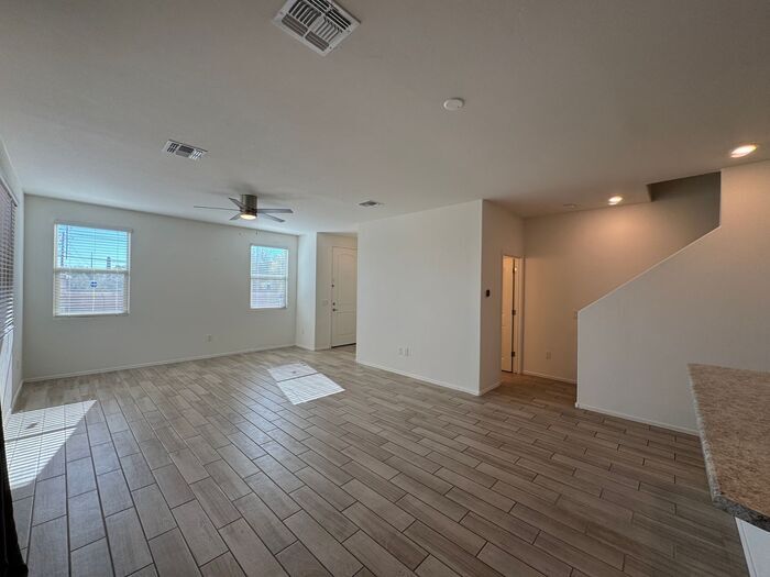 Building Photo - 1122 E Cairn St