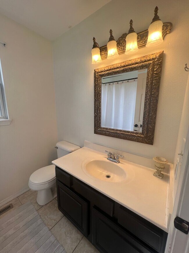 Building Photo - Adorable 3 Bedroom property with a sunroom...