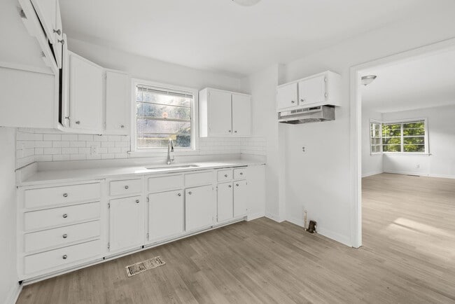 Building Photo - Charming 3 Bedroom, 2 Bathroom house