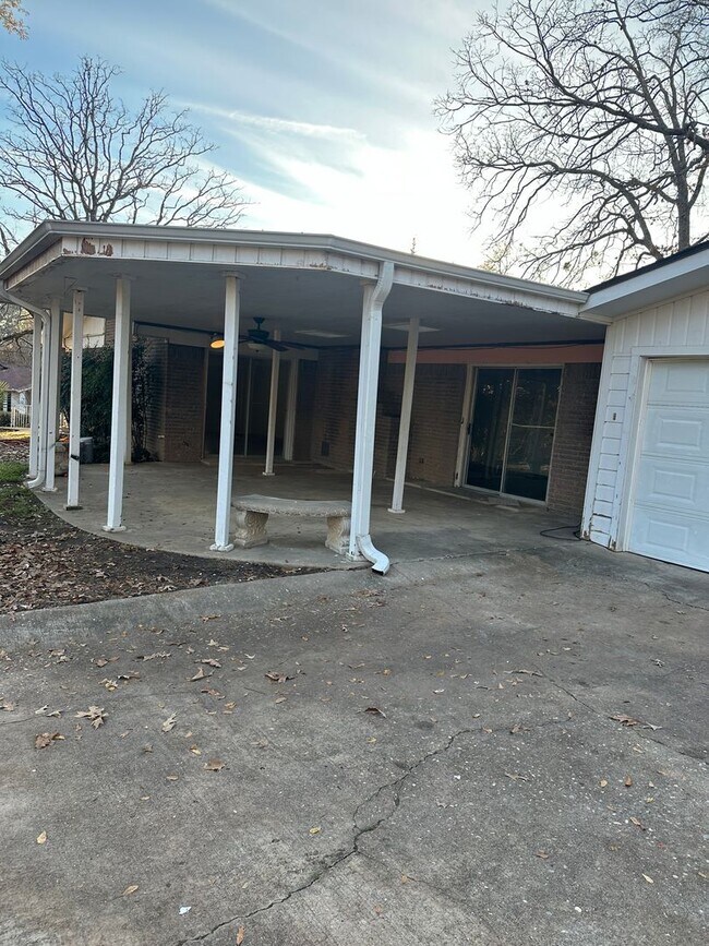 Building Photo - 3/2/2 Fenced Yard LISD Pet Friendly