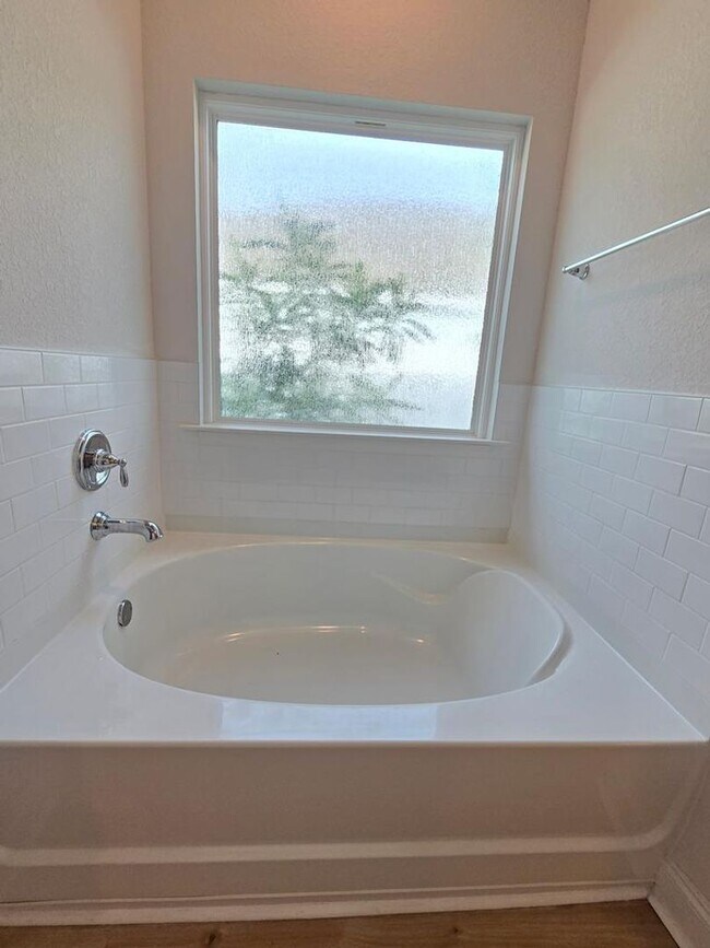Building Photo - Elegant 4-Bedroom Lake Park Home with Open Layout, Modern Finishes, and Fenced Yard