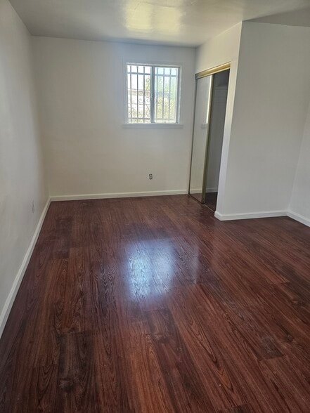 Building Photo - 915 E 111th Dr