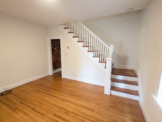 Building Photo - Charming Historic townhouse in downtown Frederick available mid June!