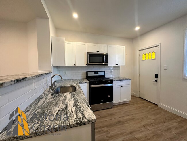 Building Photo - 3 Bedroom or 2 Bedroom with Den featuring Fenced Yard and Updated Kitchen