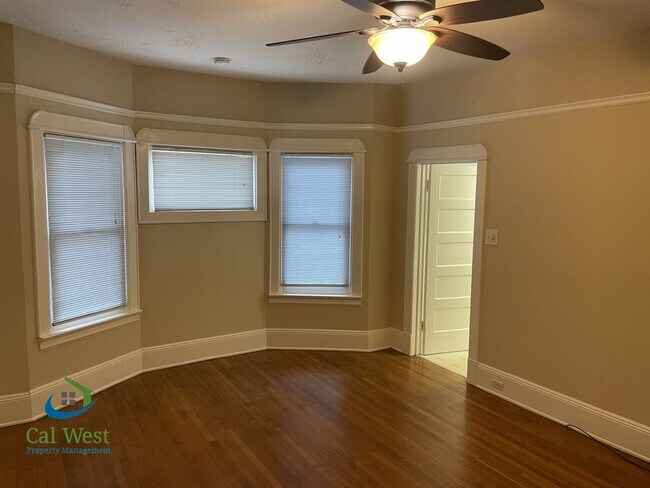 Building Photo - $2495 - 1Bed 1Bath Beautiful Duplex on a Tree Lined Street in the Rose Garden Area!