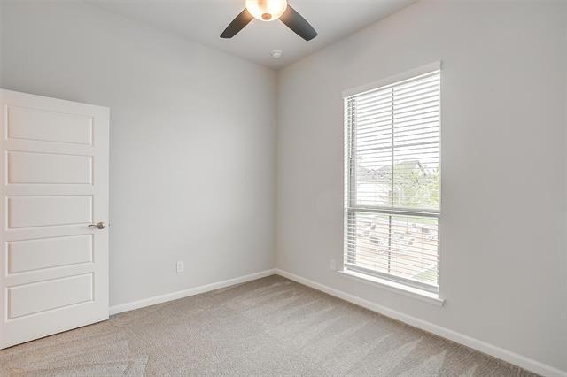 Building Photo - 10434 Peonia St