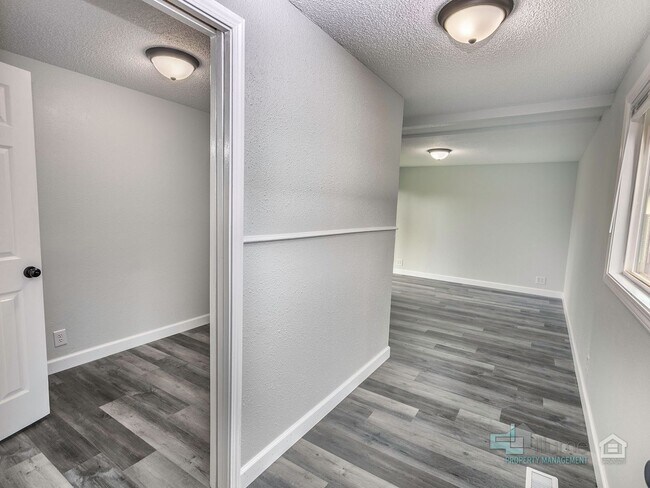 Building Photo - START THE YEAR RENT FREE! Charming 4-Bedroom Keizer Home Close to Everything