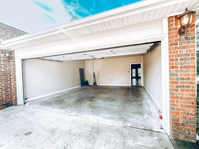 Building Photo - ** Move-in Special** Beautiful Townhome in...