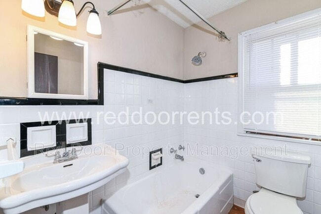 Building Photo - 125 E 49th St