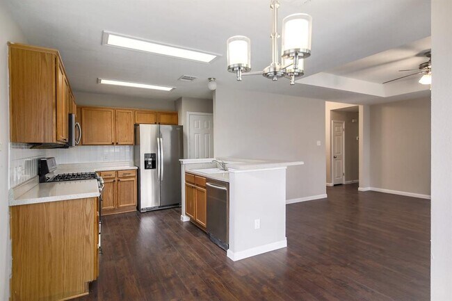 Building Photo - 1806 Oakmont Ln