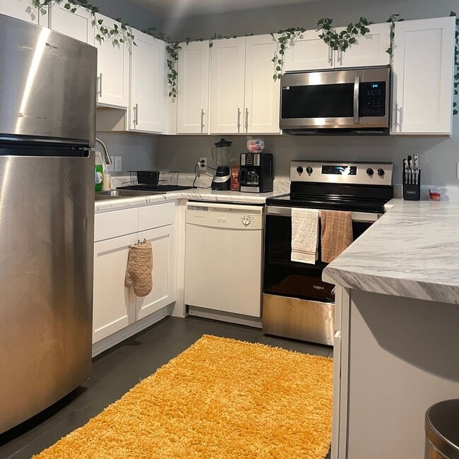 Building Photo - Spacious 2/2 Partially Furnished Close to FSU, FAMU. Available May 1, 2026.