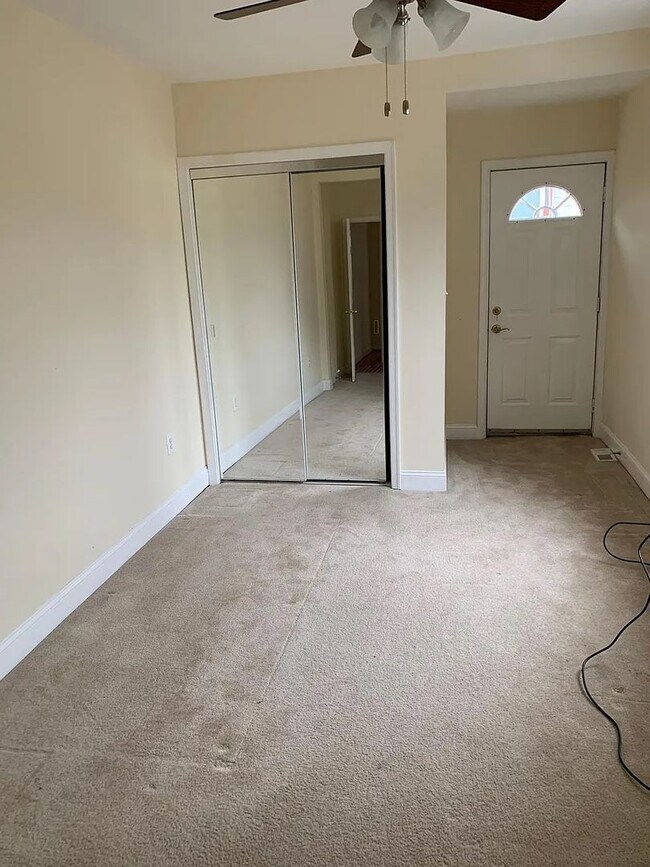 Building Photo - Beautifully renovated rowhome with refinis...