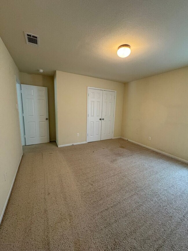 Building Photo - Beautiful 2 Story 4 Bdrm 2.5 Bath With a Loft