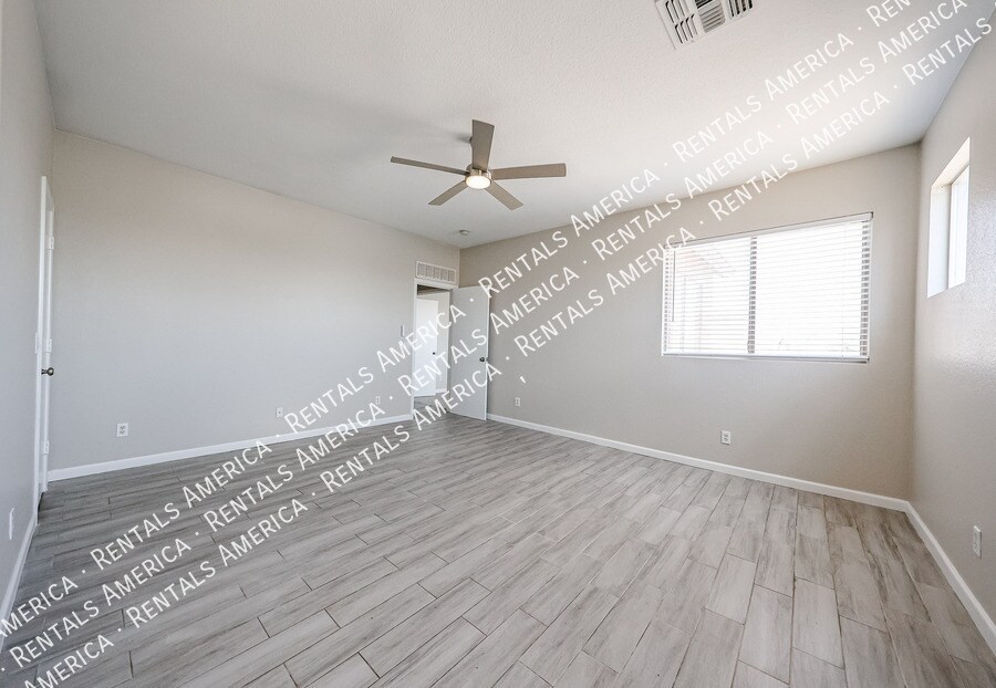 Building Photo - 3825 S 60th Dr