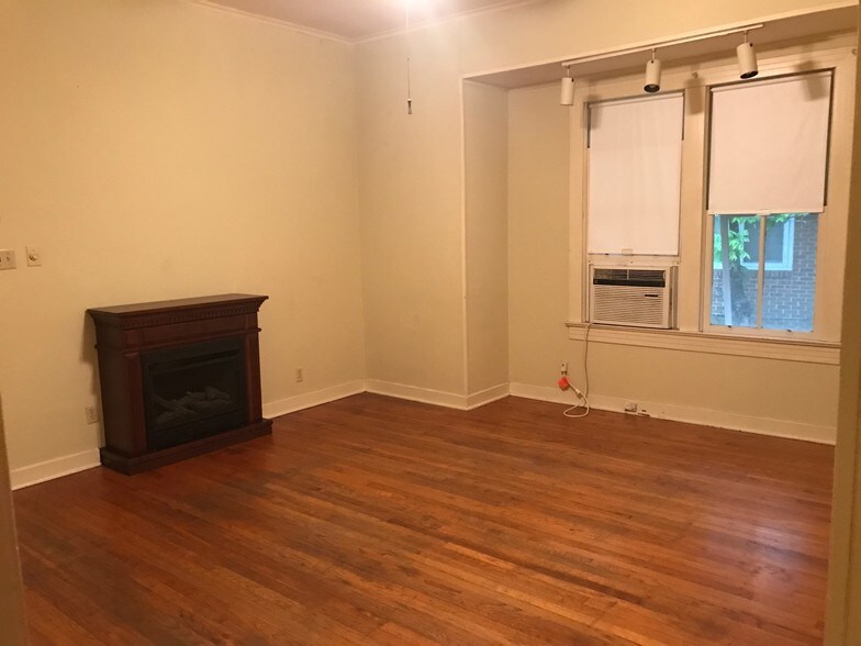 Building Photo - 704 E Thomas St