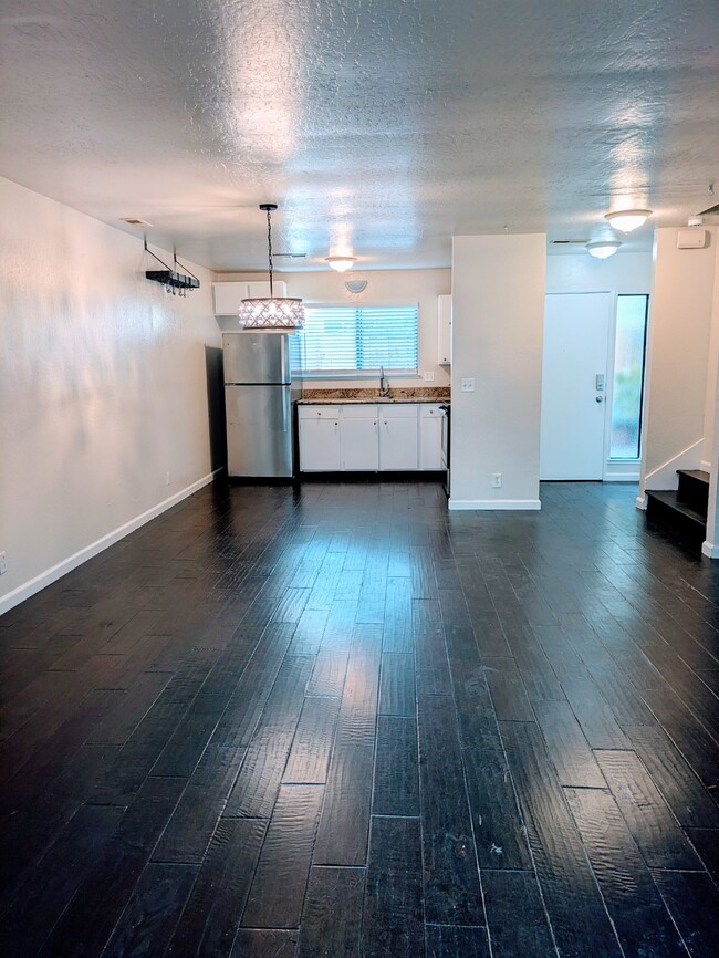 Building Photo - Spacious and Welcoming Townhome