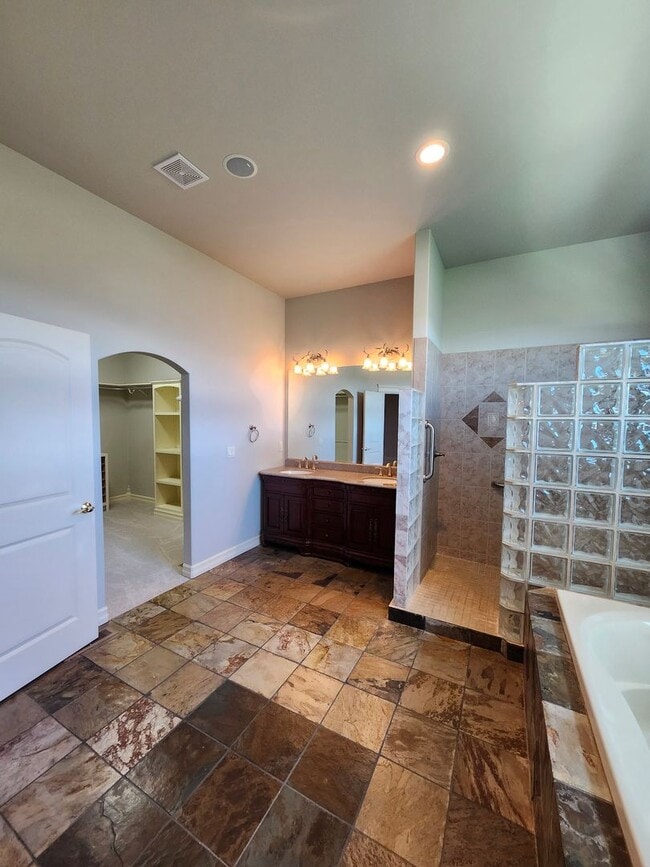 Building Photo - 718 Briarwood Dr