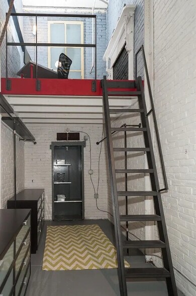 Building Photo - 429 N 13th St