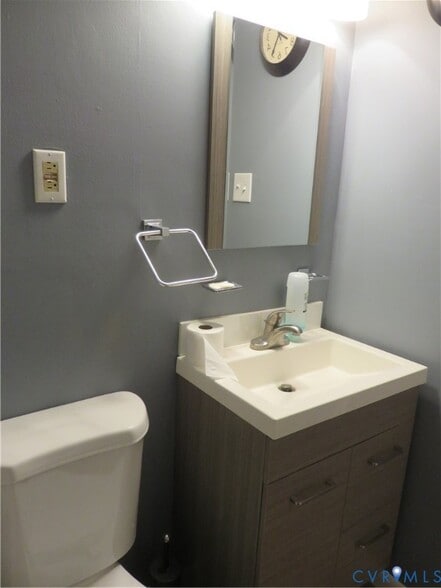 Building Photo - 7 S Daisy Ave