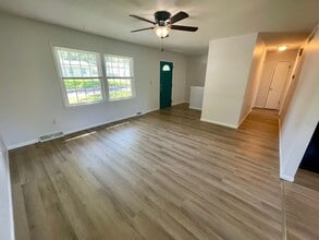 Building Photo - Cute 4 Bedroom Home w/ Hardwood Flooring