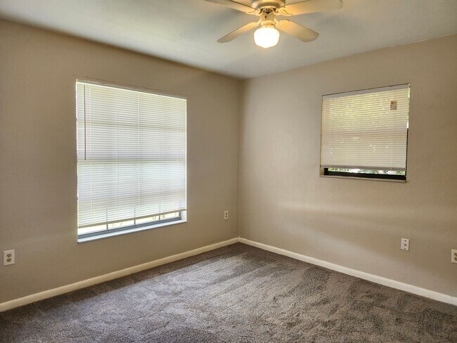 Building Photo - Single Family 3 bedroom 2 bath Must See